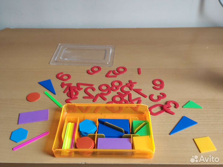 Пластиковые цифры и геометрические фигуры