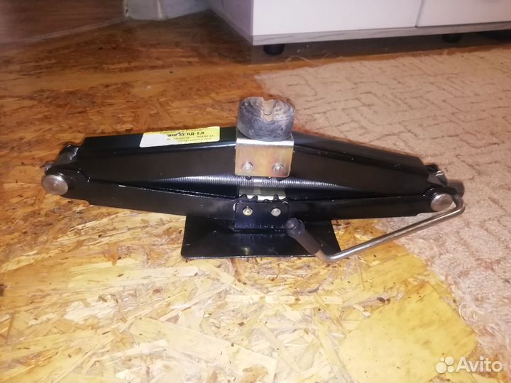 Домкрат реечный автомобильный