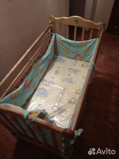 Детская кроватка с маятником и матрасом