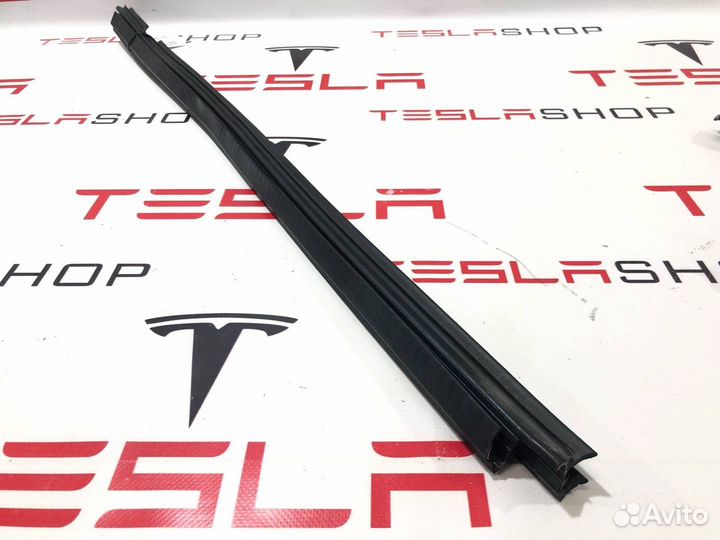 Уплотнитель стекла двери задний левый Tesla