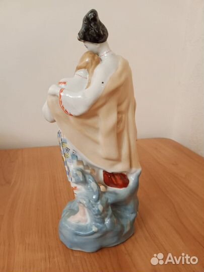 Статуэтка фарфор
