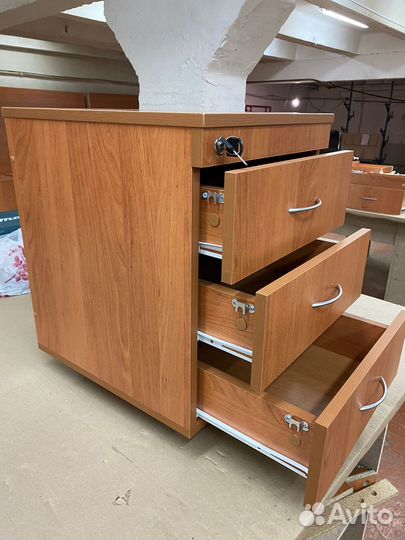 Тумба с 3-мя выдвижными ящиками центральный замок