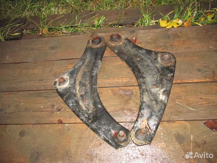 Рычаг передней подвески Nissan Leaf правый,левый