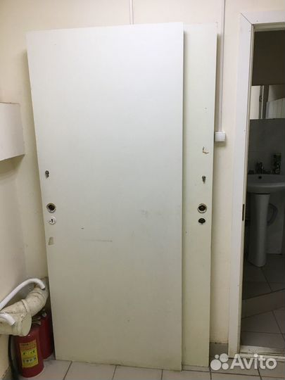 Дверь межкомнатная с ручкой замком петли наличники