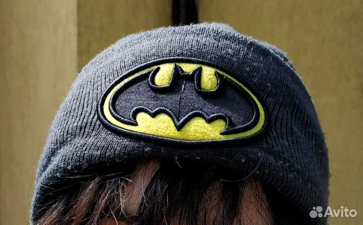 Серая шапка с логотипом Бэтмена