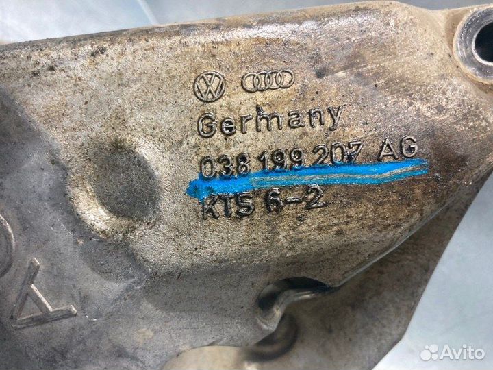 Кронштейн двигателя правый Volkswagen Golf 4