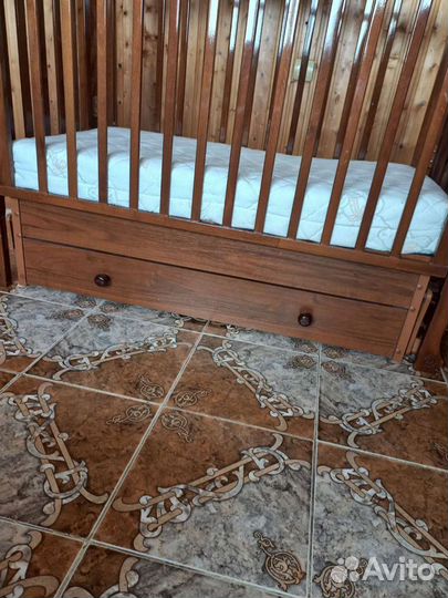 Детская кроватка с маятником