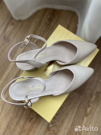 Босоножки 38