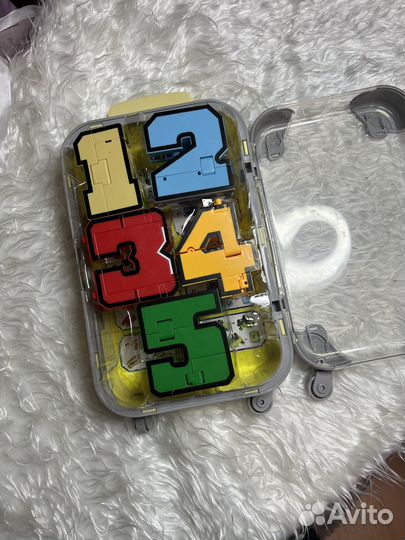 Цифры трансформеры в чемодане