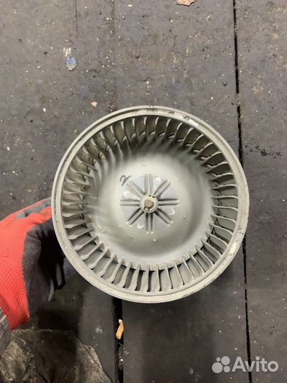 Моторчик печки Mitsubishi Carisma