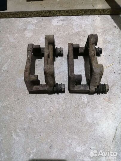 Скоба заднего суппорта опель астра h