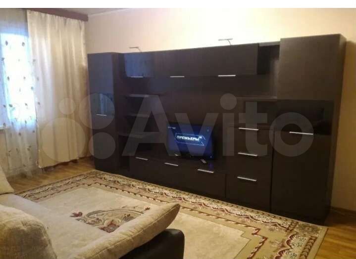 Доля в 2-к. квартире, 42 м², 1/4 эт.