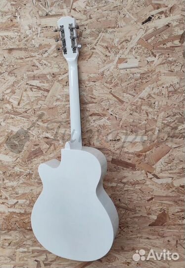 Акустическая гитара белая