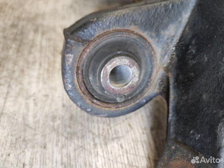 Цапфа задняя левая Toyota Avensis T25 2AZ-FSE