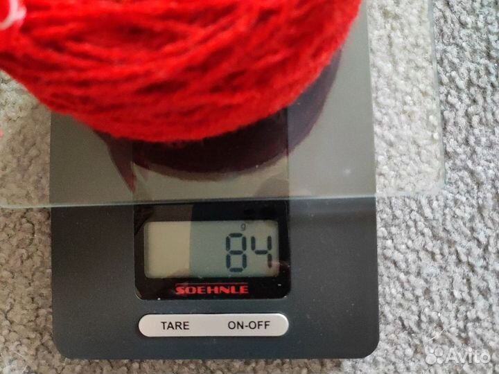 Красная шерстяная пряжа