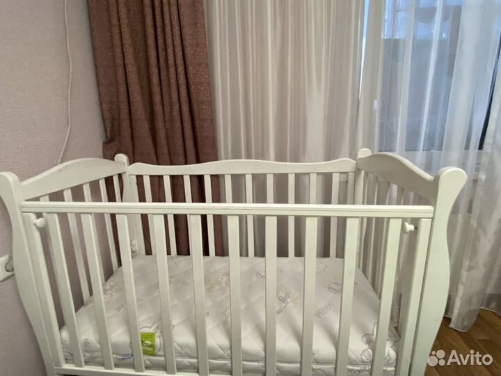 Детская кроватка с поперечным маятником