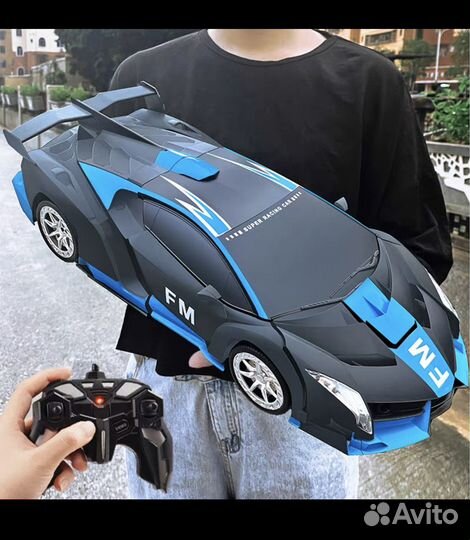 Машина-робот на пульте управления