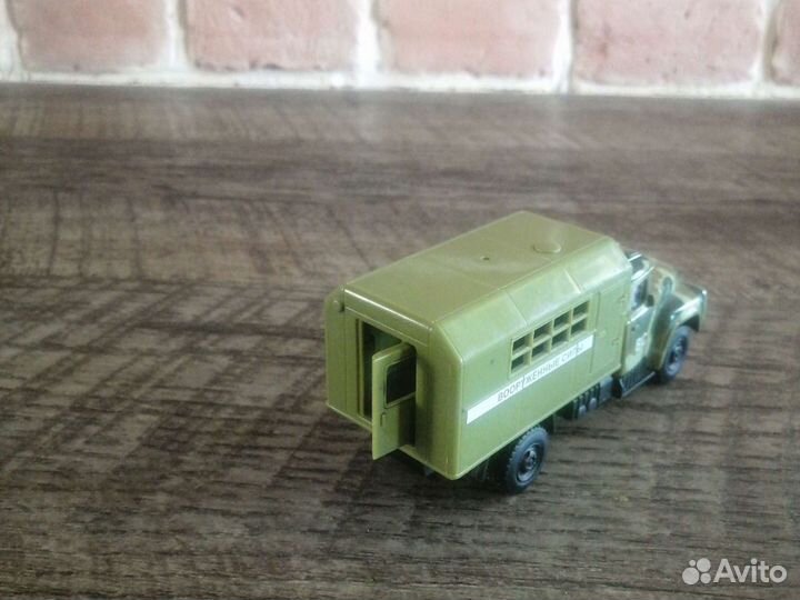 Игрушечная машинка