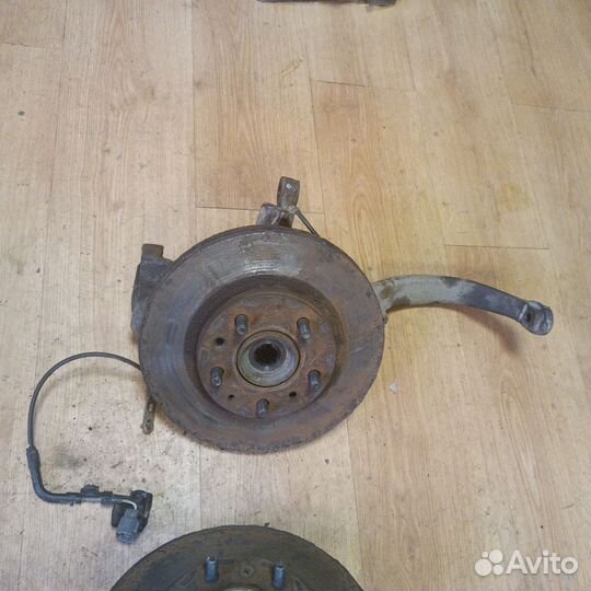 Передний поворотный кулак mazda6 gg