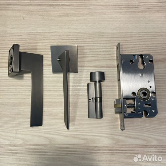 Дверная ручка с замком-заверткой