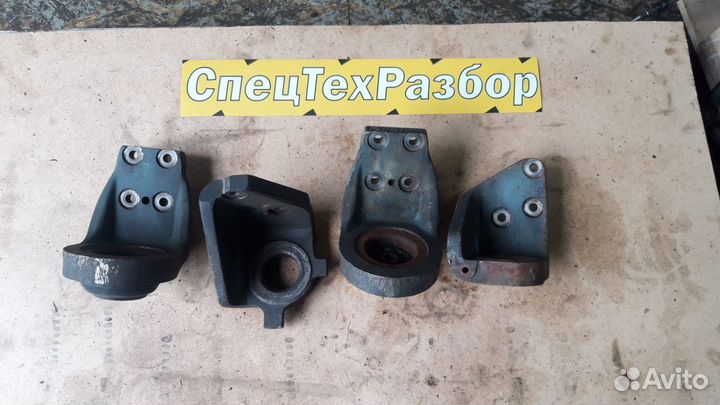 Кронштейн двигателя Komatsu PC220-7