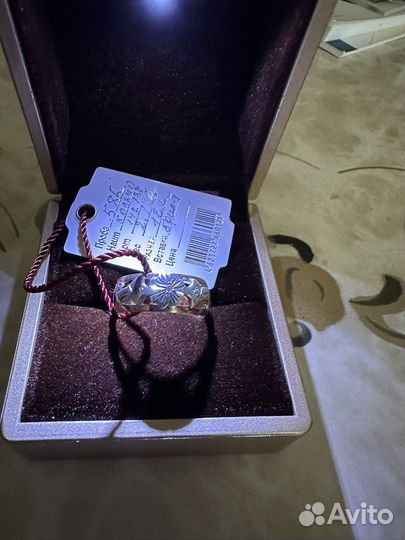 Кольцо с бриллиантом