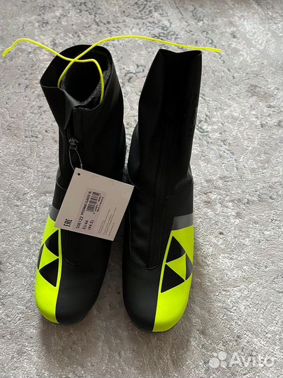 Продам лыжные ботинки, палки, часы polar van V
