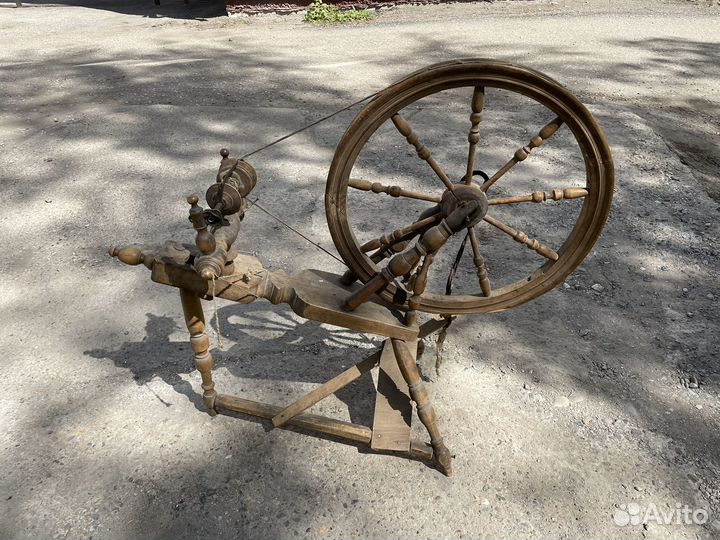 Прялка с колесом старинная бытовая