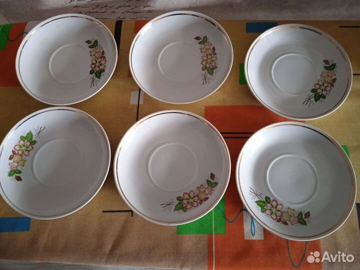 Заварочный чайник, сахарница, блюдца