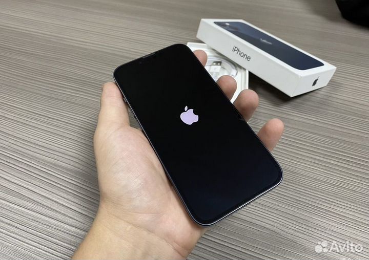 Телефон iPhone 13