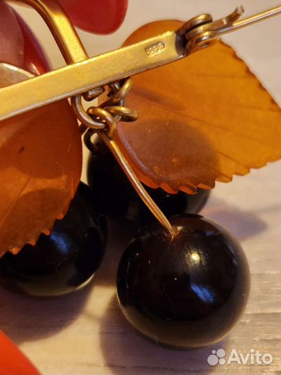 Винтажная брошь. Янтарь. Ягоды