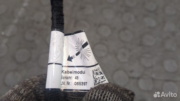 Амортизатор крышки багажника левый Volvo XC60 2017, 2019