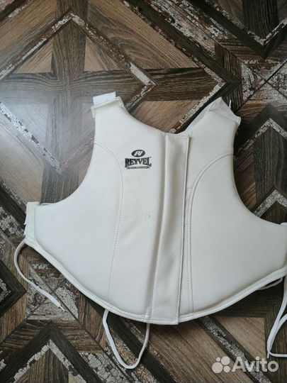 Защитный жилет для единоборств