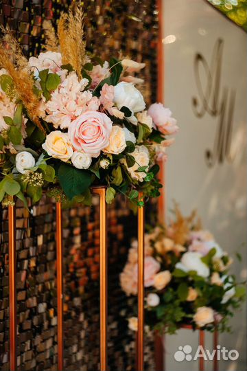 Цветы на стойках