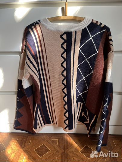 Свитер с геометрическим принтом
