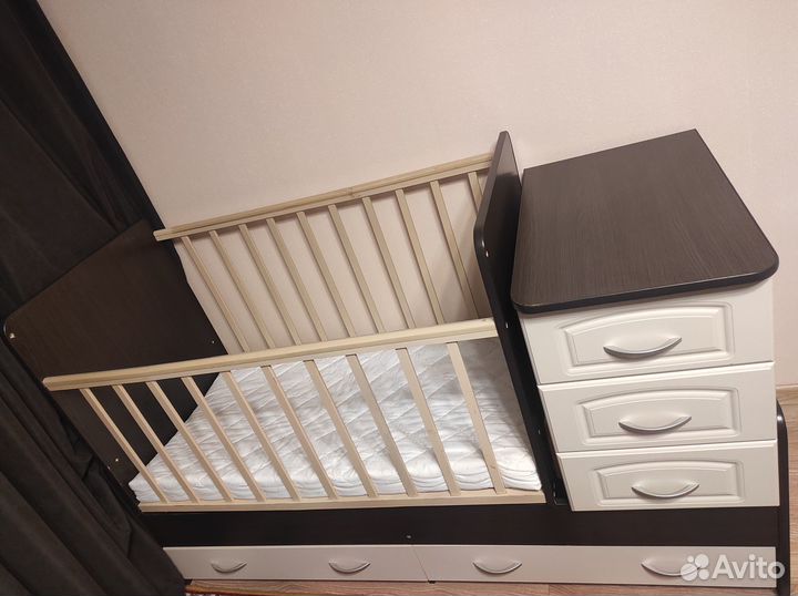 Детская кроватка с маятником и комодом