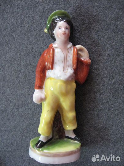 Статуэтка мальчика в берете 19 век