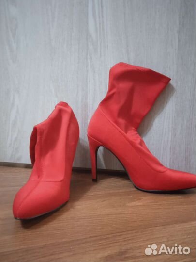 Продам ботинки на каблуке
