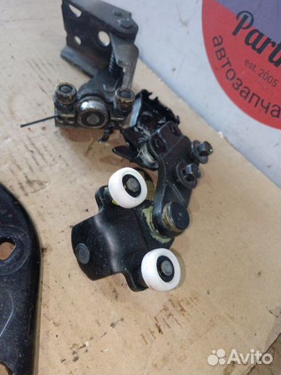 Петля двери задняя левая Honda Freed GB4 L15A