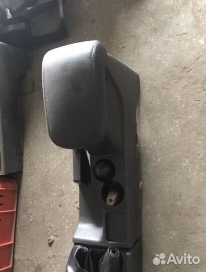 Подлокотник кожанный