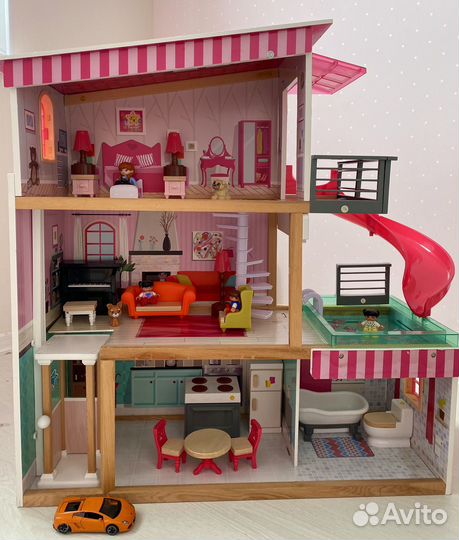 Деревянный кукольный домик с лифтом и бассейном