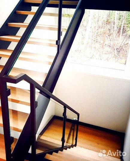 Лестница на металлокаркасе закрытого типа