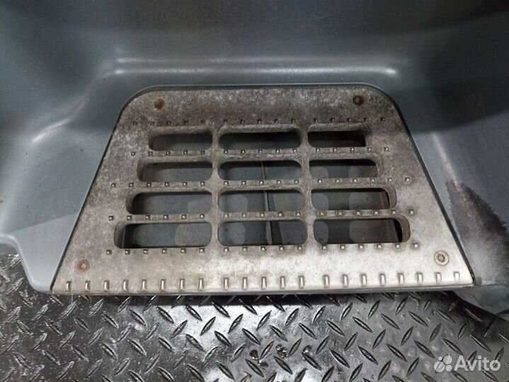 Корпус подножек левый Daf XF105, Daf XF95