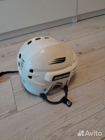 Хоккейный шлем