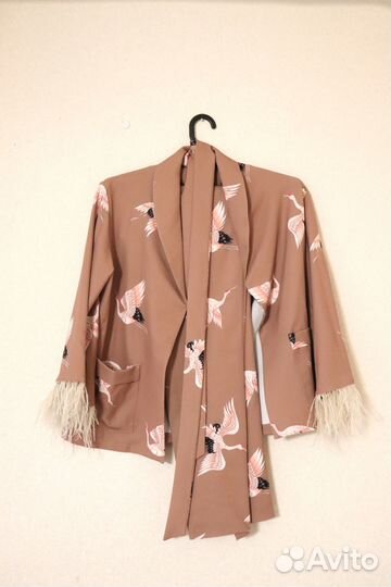 Брючный костюм-кимоно с перьями и принтом журавли