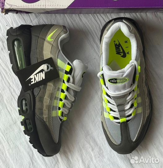 Кроссовки женские