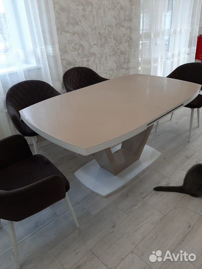 Стол. Кухонный стол