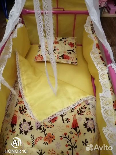 Игрушечная кровать с балдахином