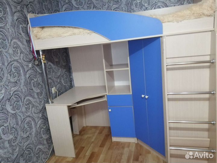 Детская кровать чердак со столом и шкафом