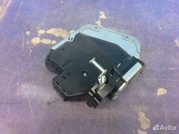 Замок двери задней левой Toyota Land Cruiser (200)